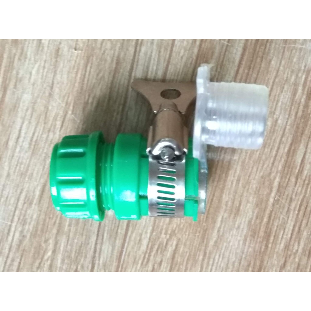 Cút đai xiết nối ống với vòi nguồn nước chất lượng tốt.