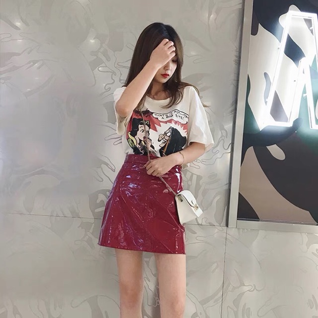 Chân váy đỏ da bóng