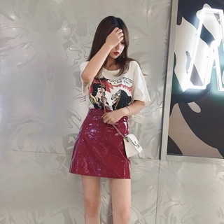 Chân váy đỏ da bóng