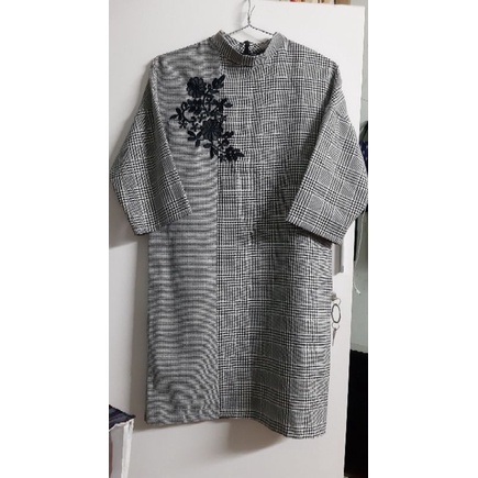 Váy kẻ suông thêu hoa