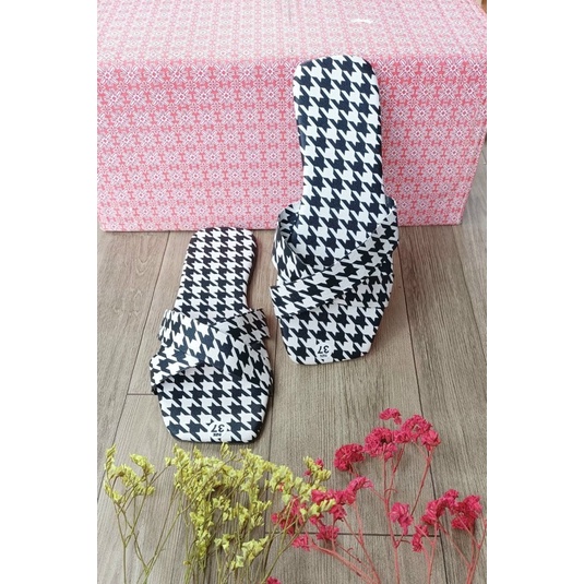 dép dây chéo caro trắng đen đầu vuông xịn xò. bao bền đẹp. nắng mưa đều mang được. cam kết như hình. ( hình tự chụp )