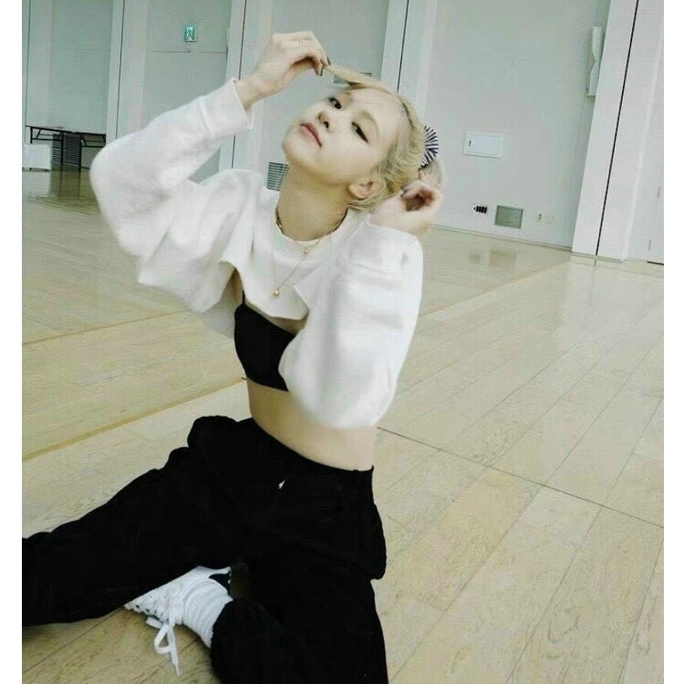 Set bộ 3 món thể thao trắng đen ROSE BLACKPINK - Set áo Croptop quần jogger phong cách