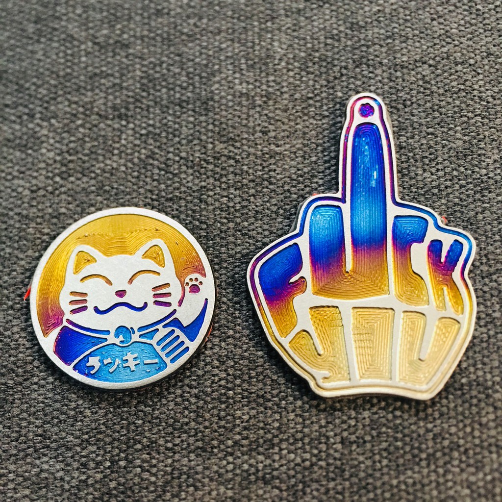 [GIÁ GỐC]  TEM LOGO TITAN THẦN MÈO VẪY CHÀO KẾT HỢP NGÓN TAY CHỈ THIÊN (FUCK YOU) TRANG TRÍ XE MÁY NÉT CỰ