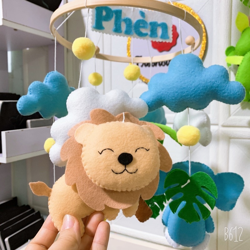 Đồ chơi treo nôi cũi kích thích thị giác cho bé sơ sinh, treo nôi đen trắng tự xoay phát nhạc mẫu THÚ RỪNG VOI XANH