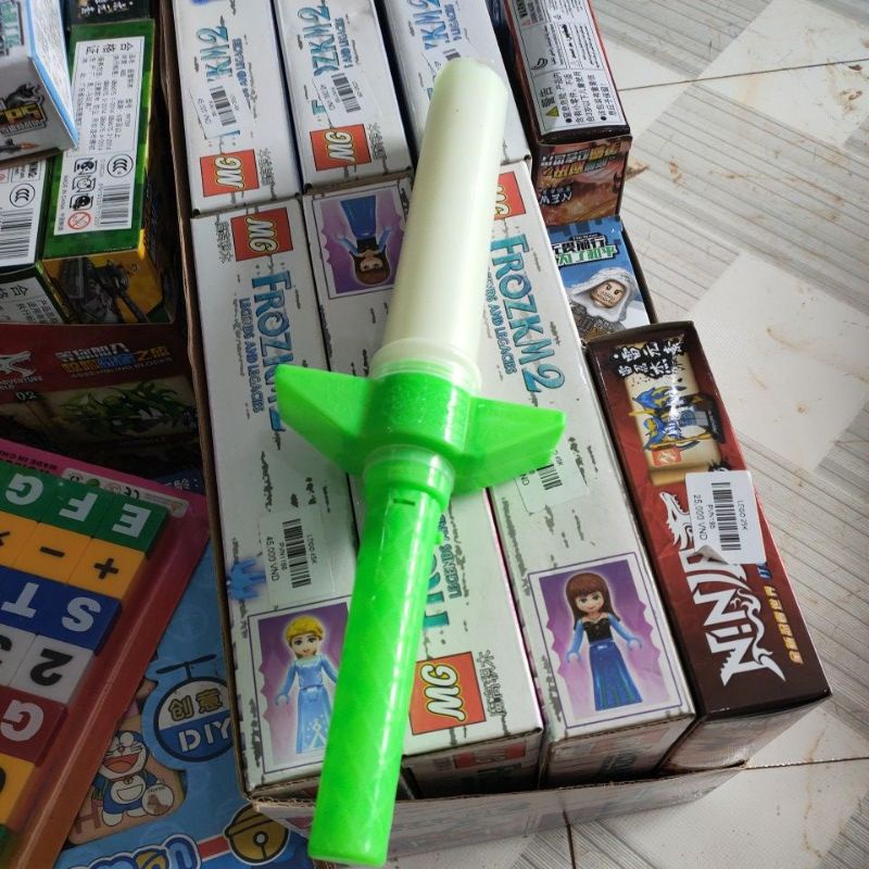 Kiếm thụt phát sáng đồ chơi