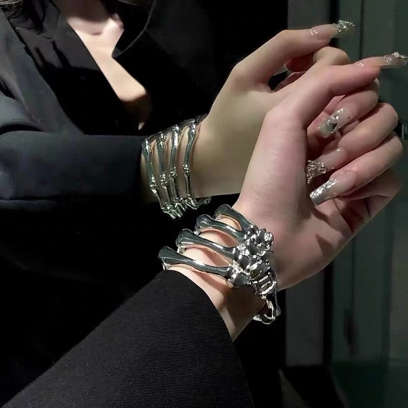 Vòng đeo hình xương bàn tay cực cá tính