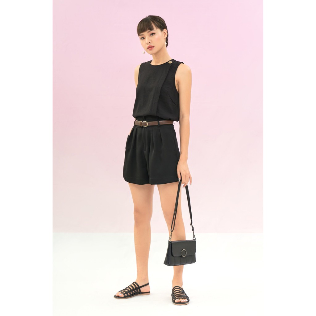 Quần short đen xếp ly