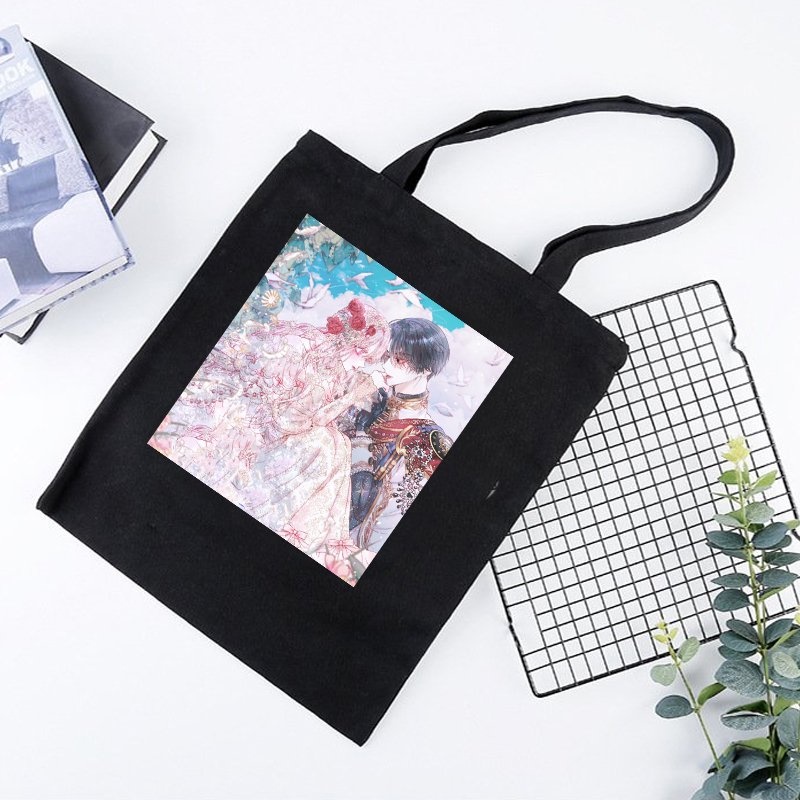Túi tote vải đen đeo vai in hình TRỞ THÀNH GIA ĐÌNH CỦA NHÂN VẬT PHẢN DIỆN manhwa