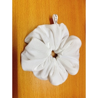 Scrunchies thiết kế. Dây cột tóc lụa mềm mịn.