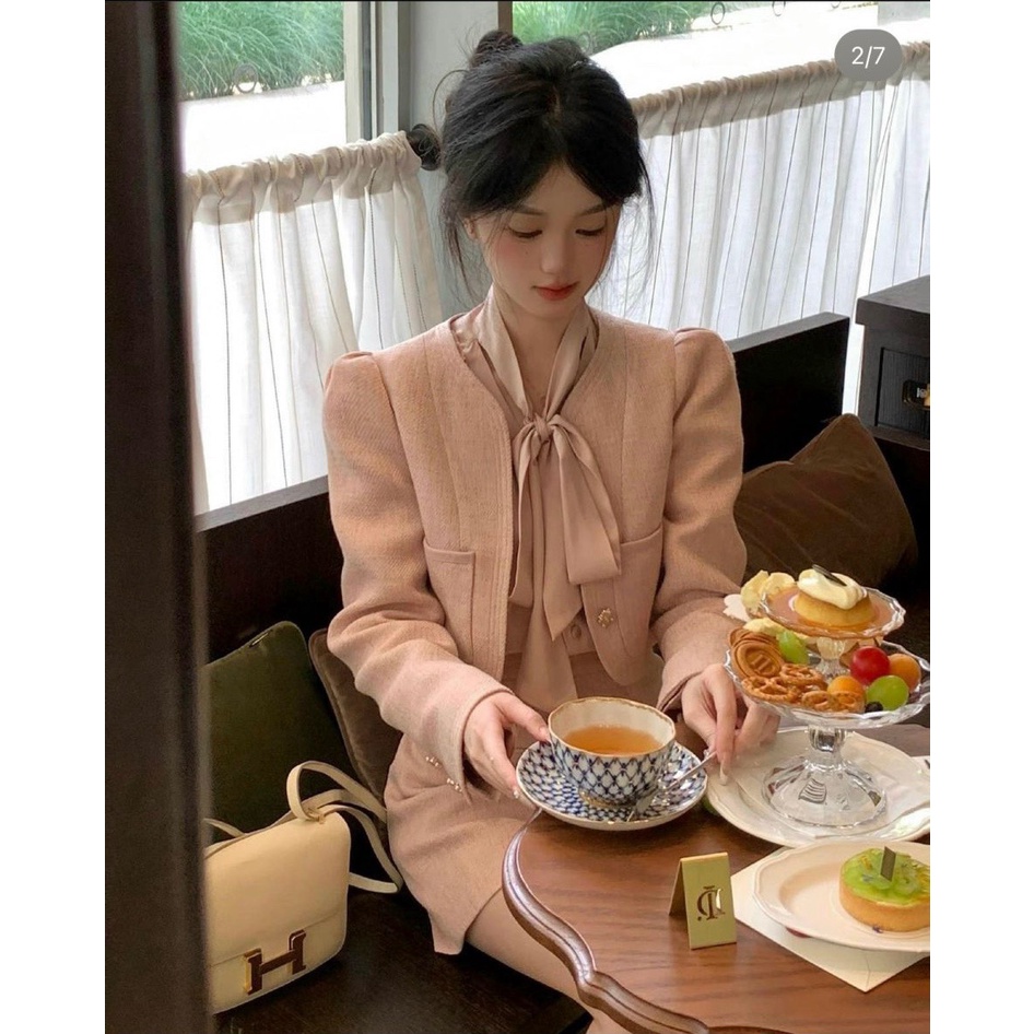 SET 3 MÓN: ÁO SƠ MI BÈO NGỰC THẮT NƠ + ÁO KHOÁC + CHÂN VÁY HỒNG TÚI MỔ