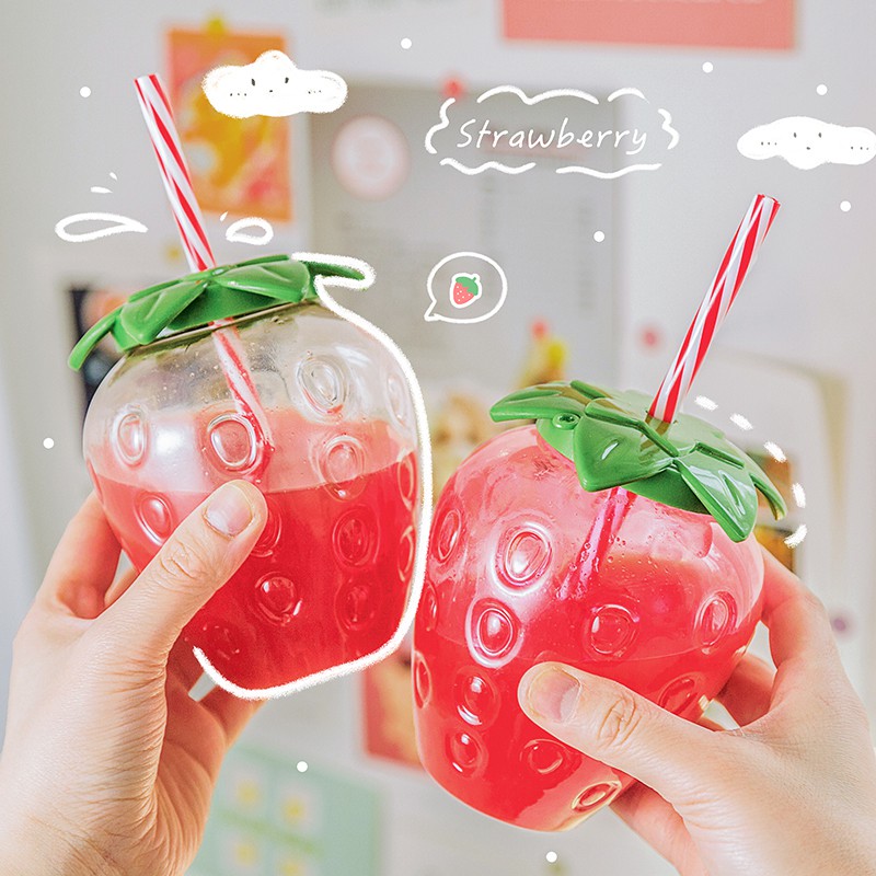 Bình Nước Nhựa Họa Tiết Trái Dâu Hoạt Hình Dễ Thương