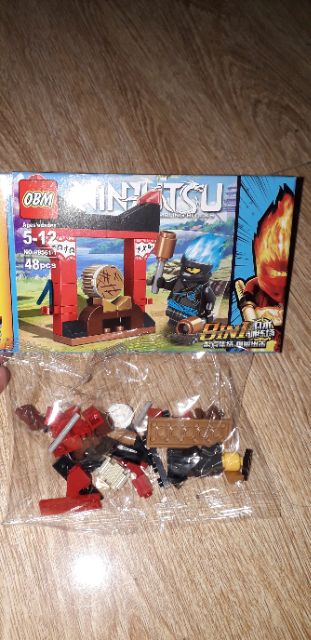 Lắp ráp 1 hộp LegoNinjutsu 99561 có trên 40 chi tiết bằng nhựa ABS