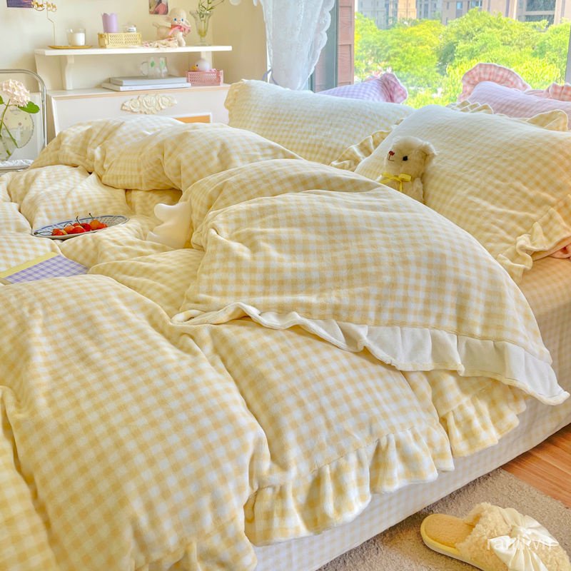 Bộ chăn ga và vỏ gối chất liệu nhung san hô phối ren màu vàng sang trọng