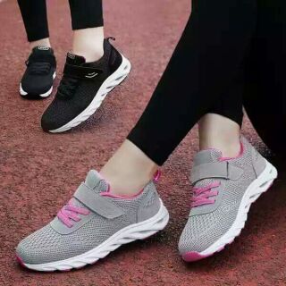 Giày thể thao nữ form dáng ôm chân, có quai dán, giày có 3 màu : hônf ghi, đen, đỏ.