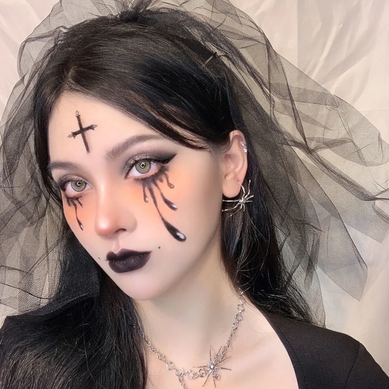 Son môi màu đen phong cách gothic dùng hóa trang halloween độc đáo