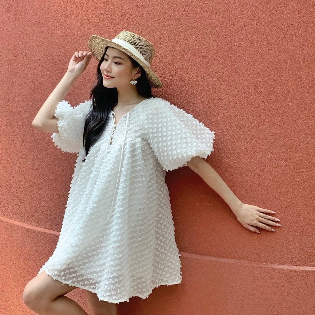 Đầm babydoll trắng hoa nổi tay bồng VIBED