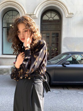 COSMOS Áo Sơ Mi Nữ Tay Dài Cổ Chữ V In Hình Bướm Thời Trang 20fw