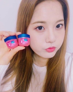 SON DƯỠNG MÔI HỒNG VASELINE