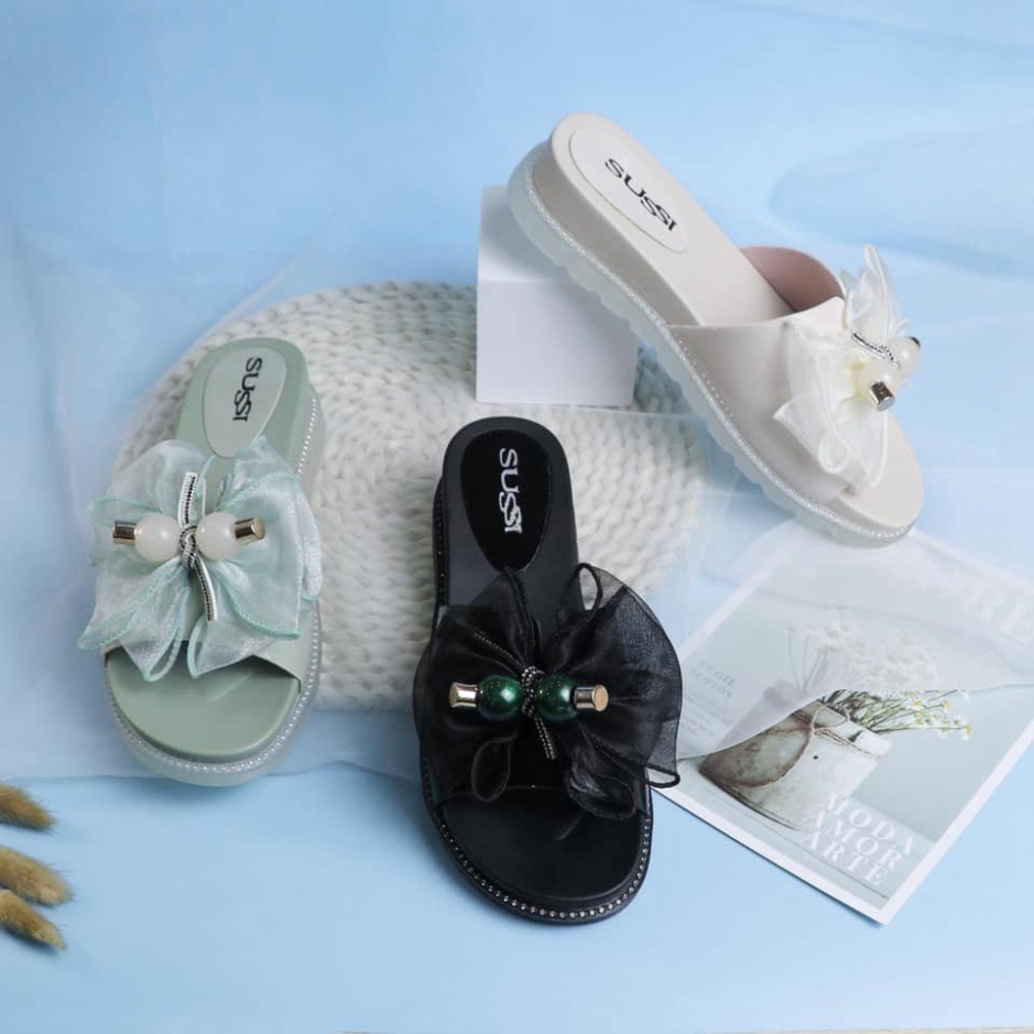 Sandal nữ HT.NEO Thiết kế đế cao su cao 3 cm cùng da mềm mại, viền dép đính đá cùng nơ vải cực xinh SDN100