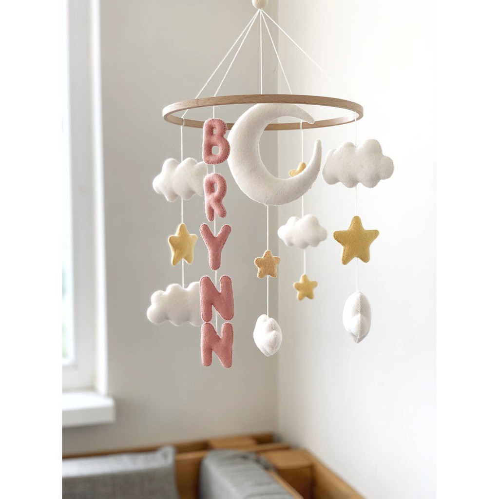 Đồ chơi treo nôi cho bé kích thích thị giác ảnh thật, có nhạc tự xoay mẫu CHỮ TÊN BÉ