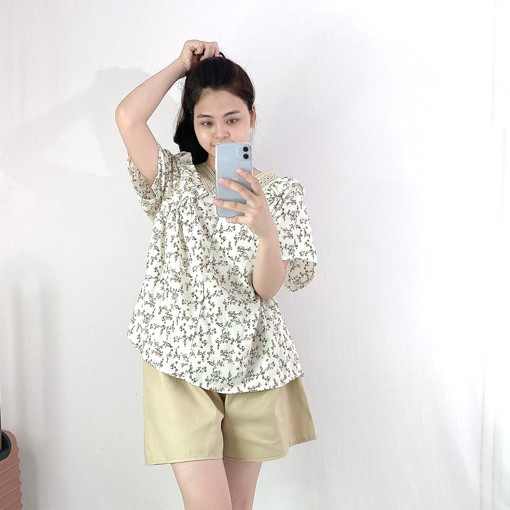 Set áo hoa cổ V xinh xắn kèm quần sooc kaki - Chất liệu áo vải lụa thun, cotton