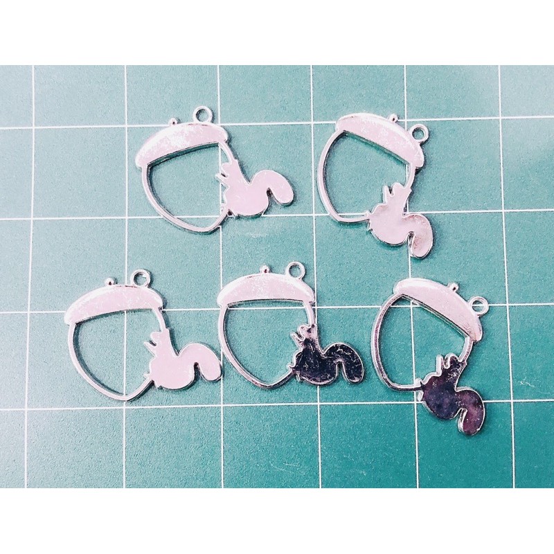 Khuôn kim loại resin làm móc khóa hình quả sồi màu bạc