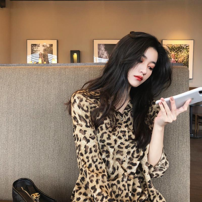 Áo sơ mi IELGY chất liệu voan tay dài cổ polo họa tiết da báo phong cách vintage dành cho nữ