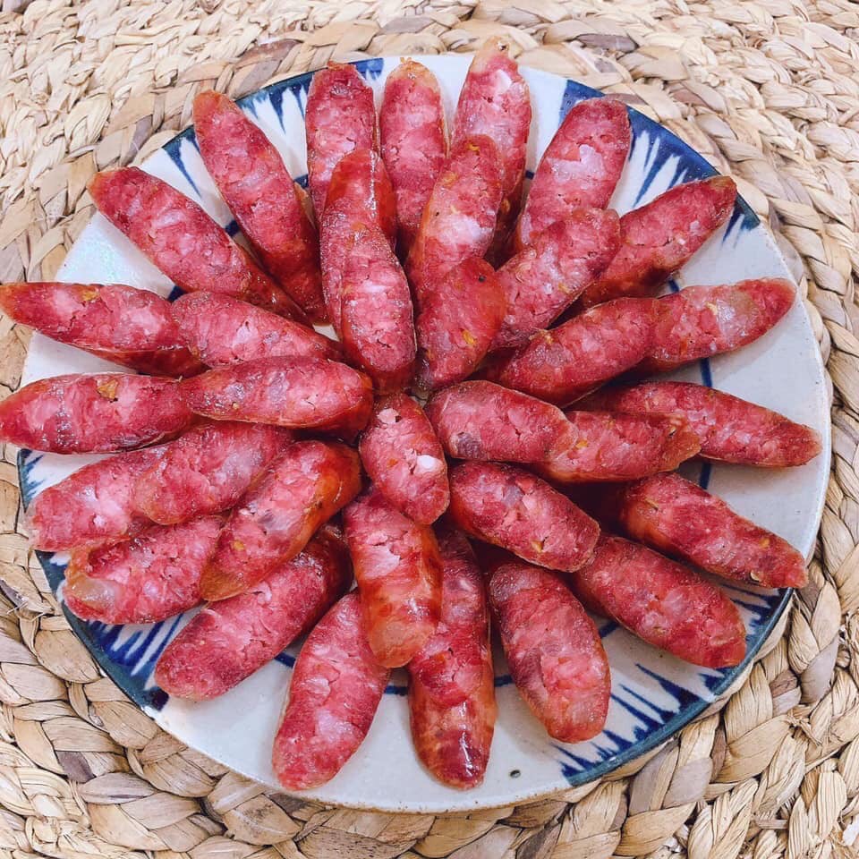 Lạp xưởng gác bếp gói 500gram (tặng kèm chẩm chéo) - Đặc sản Thịt Gác Bếp Vùng Cao Tây Bắc | BigBuy360 - bigbuy360.vn