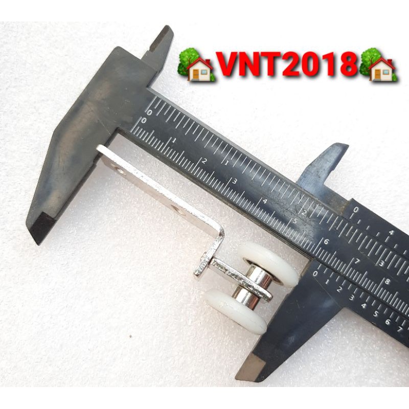 Con lăn trên cửa lùa inox tiện dụng