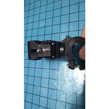 Kẹp đèn pin trợ sáng cho xe máy,xe đạp xoay 360 độ điều chỉnh tiêu cự