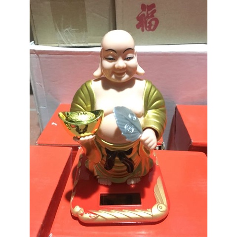 Tượng Phật Di Lặc Dáng Đứng Gật Gù Vẫy Quạt Năng Lượng Mặt Trời