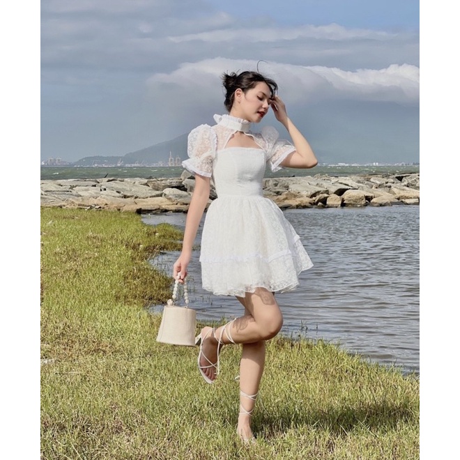 ĐẦM TRẮNG HOA NỔI BÈO CỔ CUT OUT NGỰC TAY BO (KG)