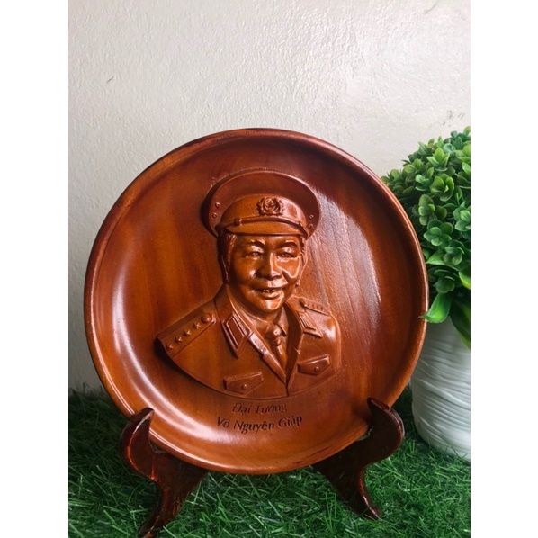 Đĩa gỗ cao cấp hình tượng vị Đại tướng Võ Nguyên Giáp đang mỉm cười rất đẹp