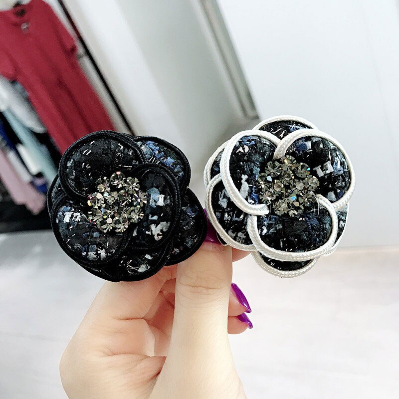 Trâm cài áo hình hoa trà đính đá và ngọc trai giả thời trang