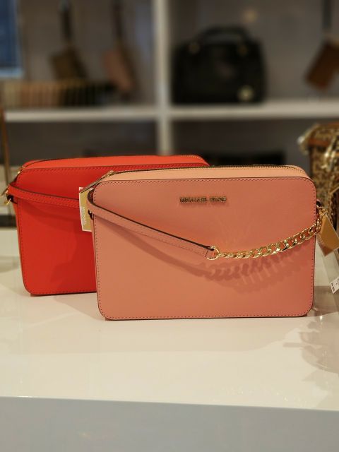 ❌❌❌ Xã : 
Michael Kors 24cm đeo chéo dáng hộp . 
Sale : 2.tr.300.000. 
Xã hết chỉ có 2 màu này xã . 
0937034359