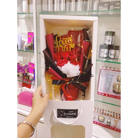 Hộp đựng quà có kèm hoa và đèn