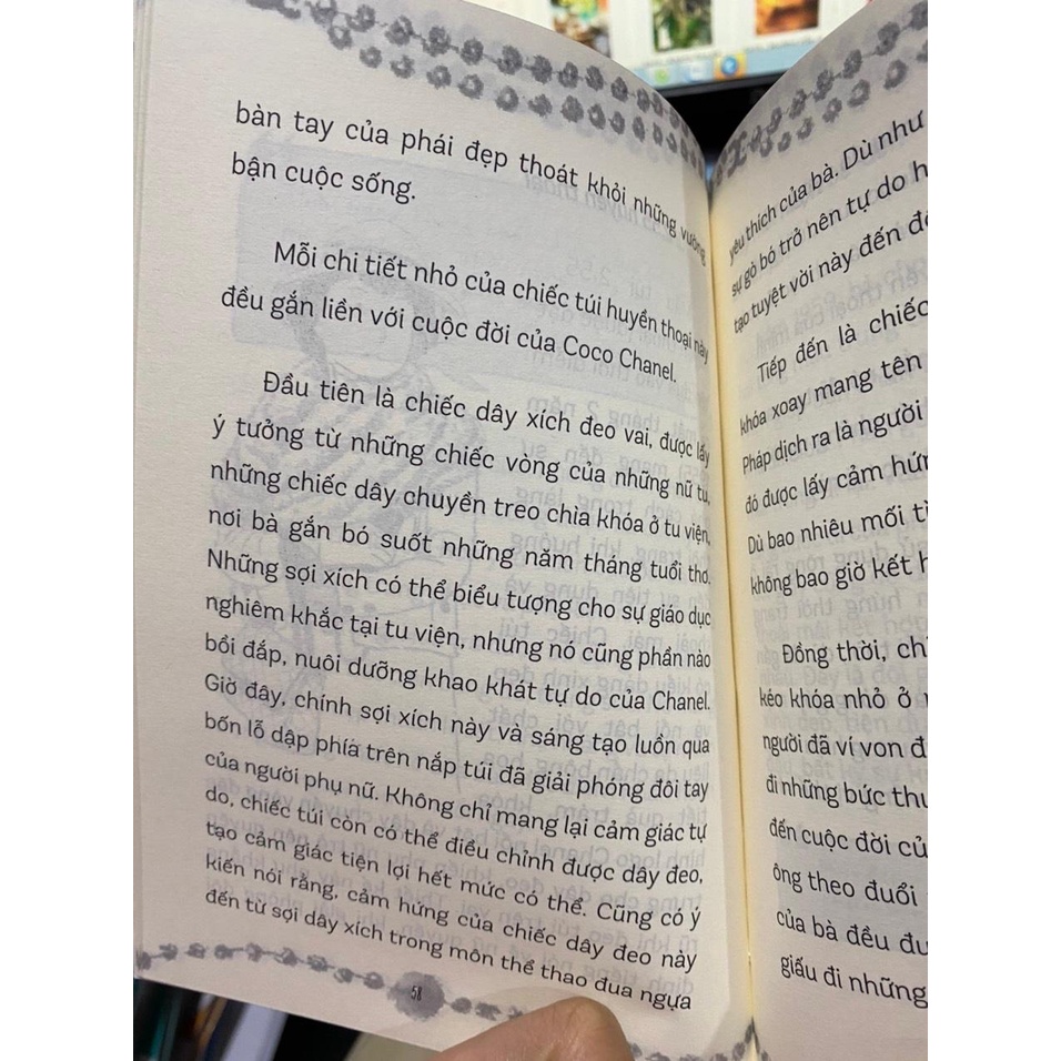 Sách - COCO CHANEL: Người phụ nữ làm xoay chuyển ngành thời trang thế giới ( Bizbooks )