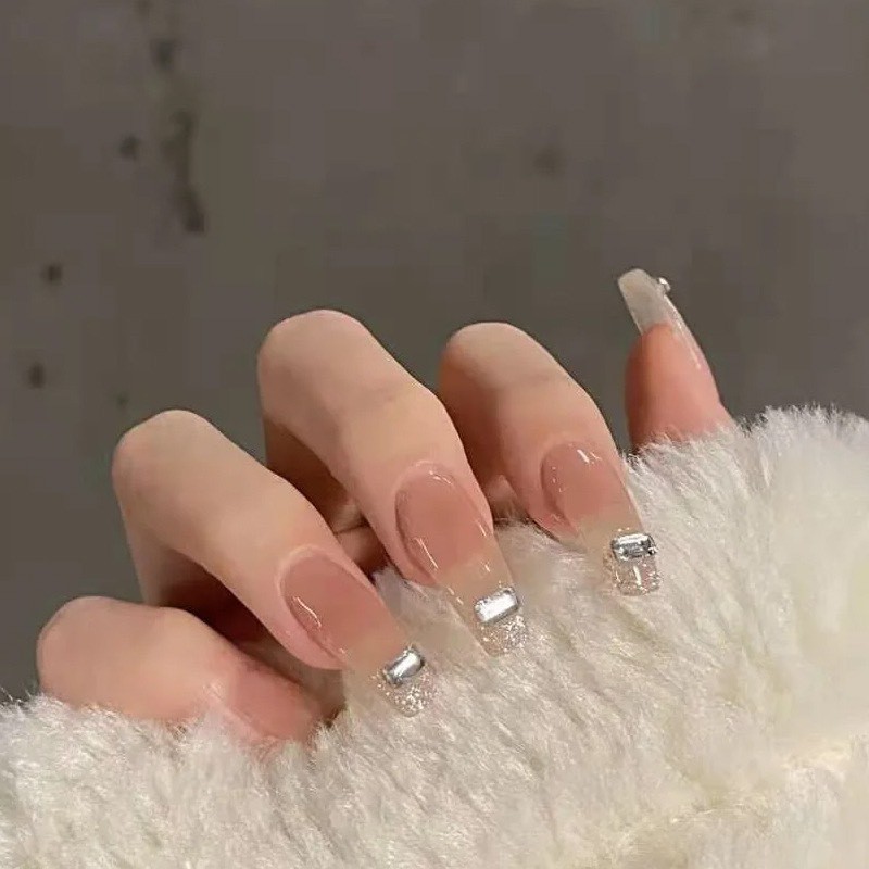Set 24 móng tay giả khuôn dài tông nude, màu trong đính đá charm AM