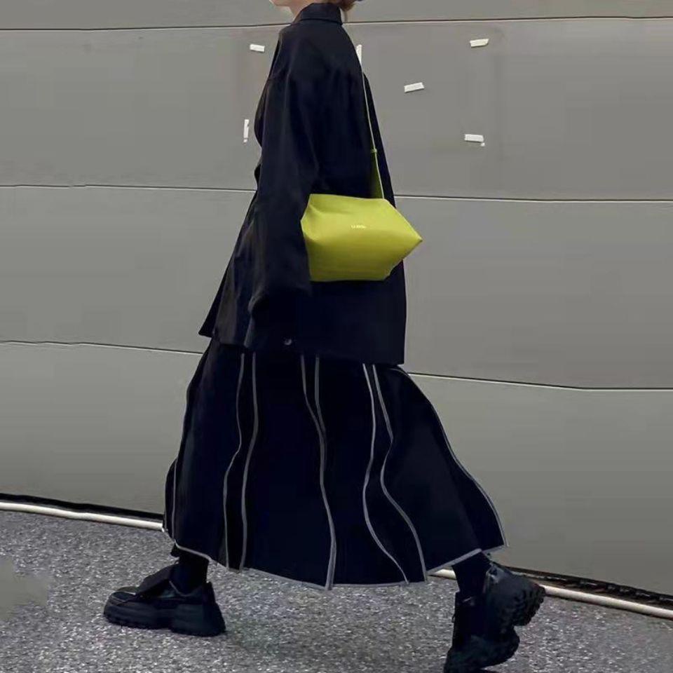 Chân váy dài lưng cao thiết kế độc đáo phong cách Hồng Kông