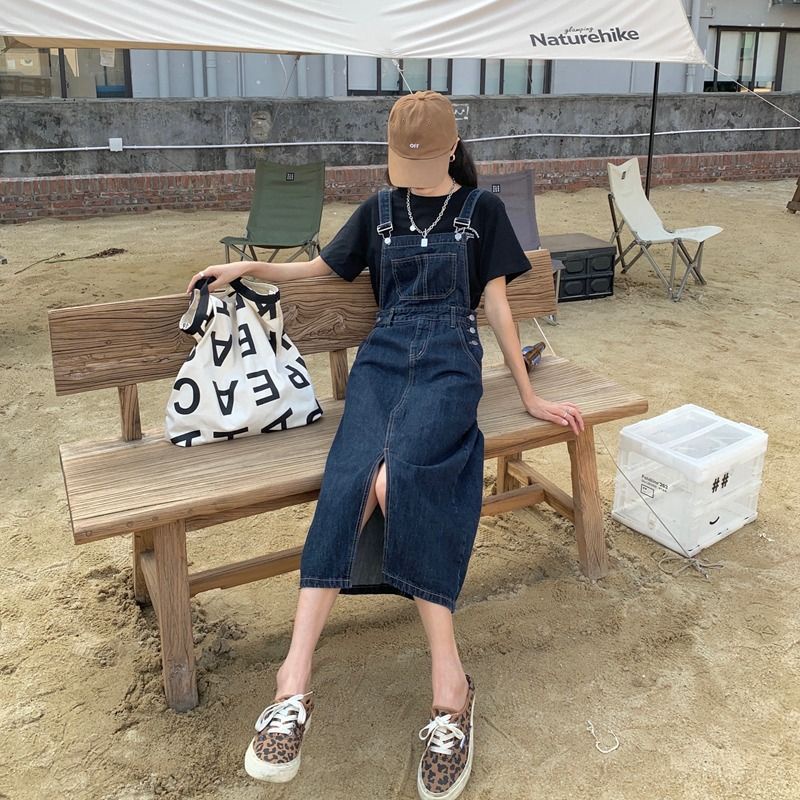 Váy yếm jean màu xanh đậm 3 khuy bên hông dáng chữ A xẻ tà sâu phong cách Girl Crush