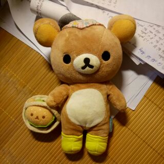 Rilakkuma cầm bánh hamburger