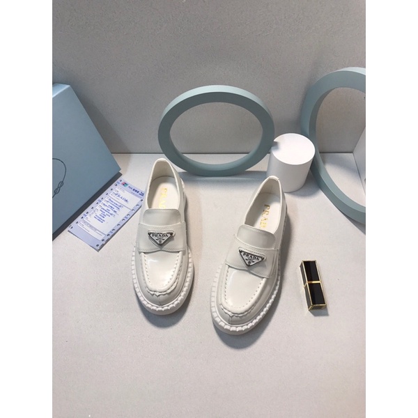Giày lười đế cao nữ da trơn bóng logo tam giác đính hoạ tiết prada