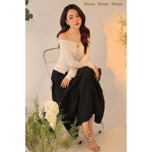 Áo nhún khuyên tròn dây cổ phối chân váy ly xước hàn