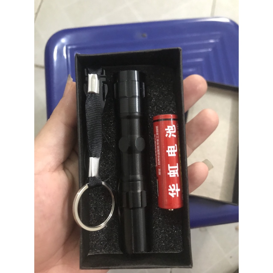 Đèn Pin bao gồm pin kèm hộp và dây