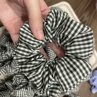 Dây cột tóc Scrunchie vải caro xanh lá cây