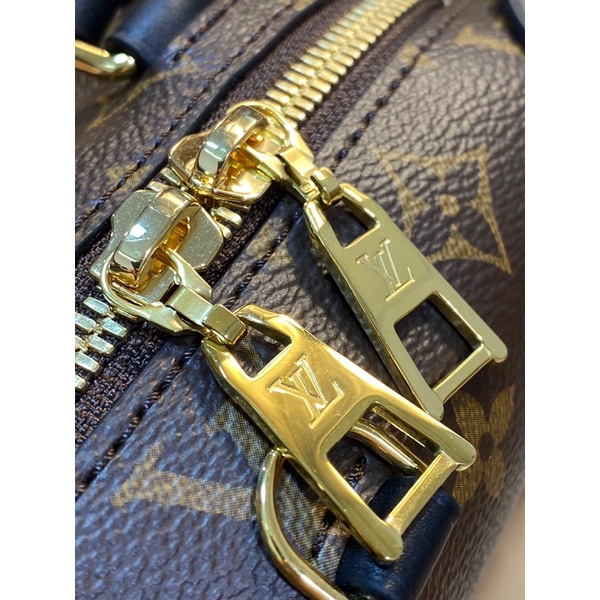 Túi trống tay cầm LV PETITE MALLE SOUPLE