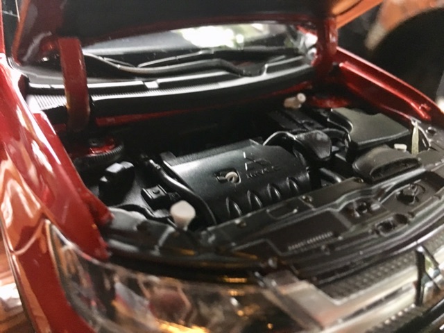 Mô hình xe SUV Mitsubishi Outlander 2022 tỉ lệ 1/18