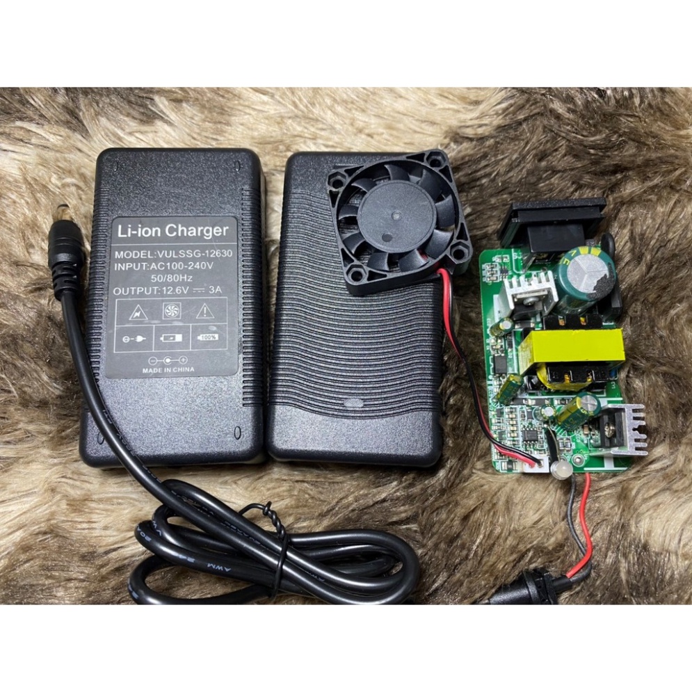 Sạc 3S 12.6V 3A có quạt khuếch tán nhiệt lượng và đèn báo đầy, chuyên sạc pin Macbook Li-ion 10.8V - 12V