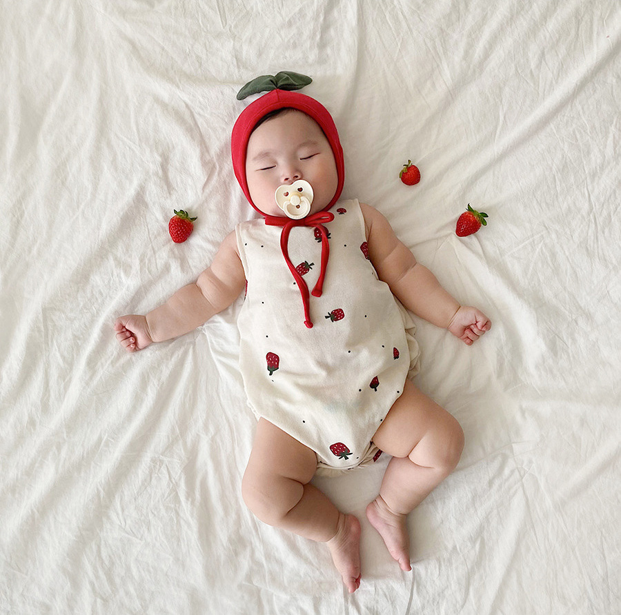 Jumpsuit Sát Nách Hoạ Tiết Dâu Tây Đáng Yêu Cho Bé 2021