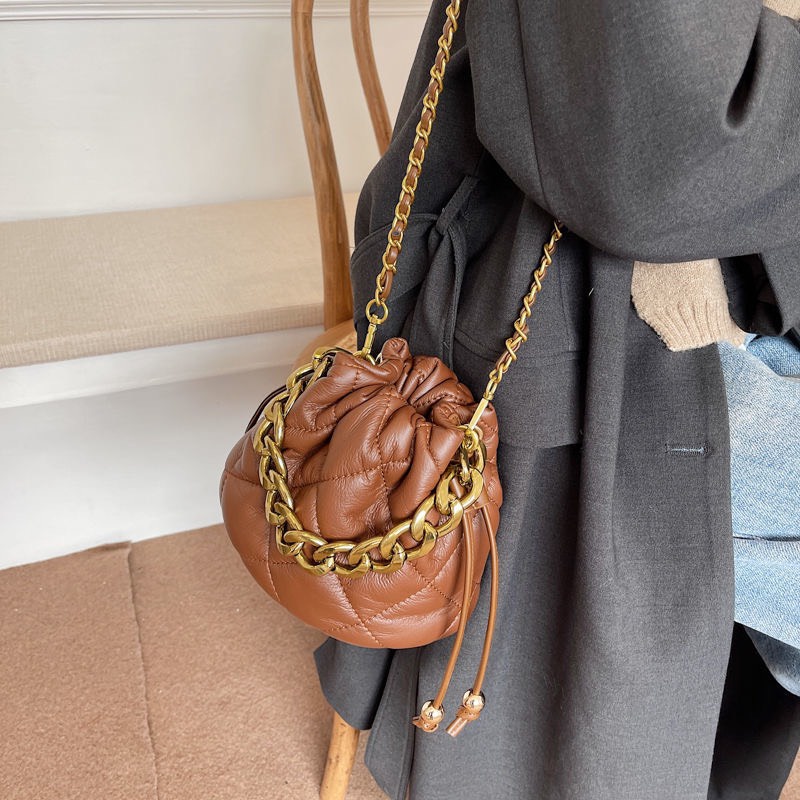 Túi xách nữ dây rút dập trám màu trơn kèm phụ kiện thời trang nữ